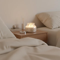 AROMA BAY living room scene with candle, highlighting 50-hour burn time for long-lasting scent