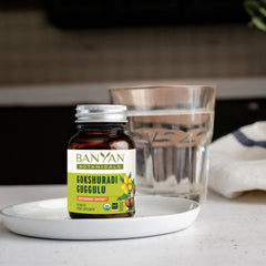 Close-up of ingredients on Banyan Botanicals Gokshuradi Guggulu label, highlighting gokshura and guggulu resin for urinary support