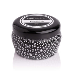 Capri Blue Volcano mini vela encendida ambientando espacios con aroma tropical.