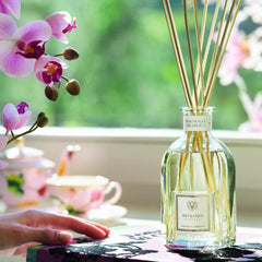 Living room scene with Magnolia Orchidea diffuser enhancing ambiance.