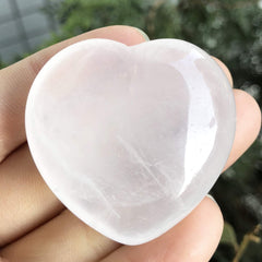 Favoramulet heart stone in palm demonstrating worry relief during mindfulness.