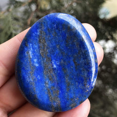 Favoramulet teardrop pocket stone lapis lazuli aids focus during meditation.