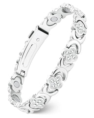 Feraco Pure Copper Bracelet close-up on infinity-clover design for everyday elegance.