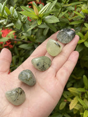 GAF TREASURES prehnita con rutilo, piedra pulida para meditación y equilibrio.
