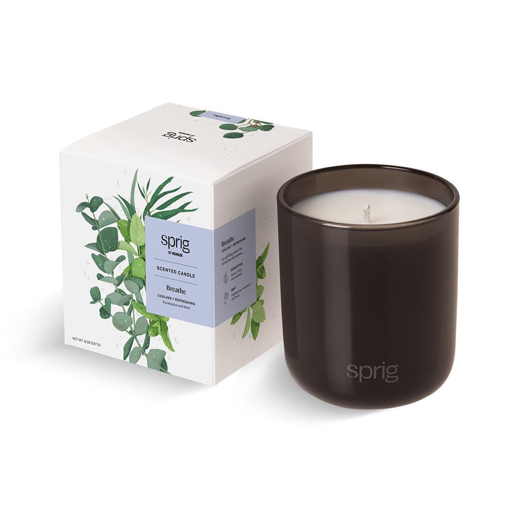 Sprig Breathe de Kohler: vela aromaterapia con eucalipto y menta para refrescar el ambiente.