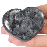 MAIBAOTA moonstone heart close-up highlights iridescent glow for meditation.