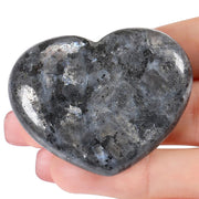 MAIBAOTA moonstone heart close-up highlights iridescent glow for meditation.