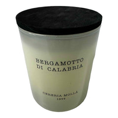 Molla 1899 Bergamotto Calabria candle close-up of the floral notes for a bright ambiance