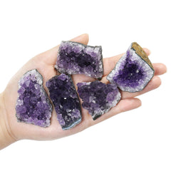 Nvzi amethyst crystal living room decor enhances focal point and serenity.