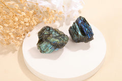 PESOENTH Labradorite light reflection close-up showing iridescence for display.