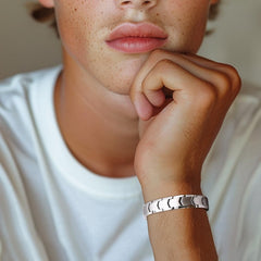 QIAOZILI stainless steel bracelet with polished finish and skin-friendly design.