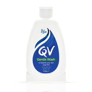 QV Gentle Wash botella en la ducha muestra limpieza suave que cuida la hidratación