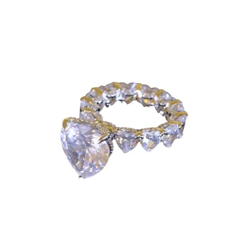 Roxxy Crystals heart ring close-up with diamond-like CZ sparkle for everyday elegance