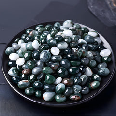 SigMntun moss agate chips close-up, smooth polished surface for jewelry making.