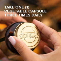 Solgar Chlorella 520mg bottle pour, highlighting convenient daily use