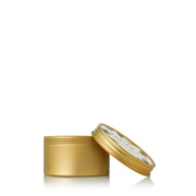 Vela Thymes Frasier Fir en lata de viaje, perfume fresco para espacios pequeños.