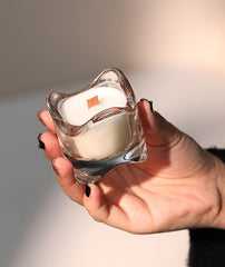 T-shin white-tea fragrance candle releasing soft notes
