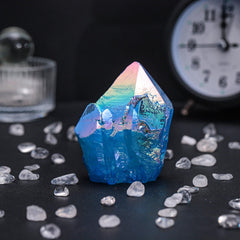 TUMBEELLUWA geode rock decor on shelf showing shimmering colors.