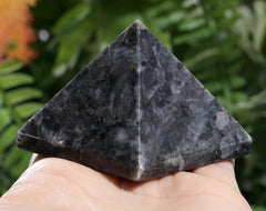 YATOJUZI Labradorite crystal meditation setup showing calming energy for focus
