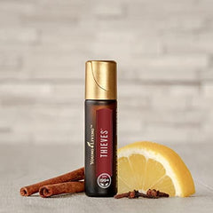 Young Living Thieves Roll-On presenta aroma cálido y especiado para revitalizar momentos.