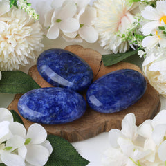 Close-up of Zhiyuxi blue sodalite palm stone for tactile calm.