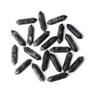 Pierre labradorite noire ZHIYUXI en baguette, favorisant la clarté mentale et le calme.