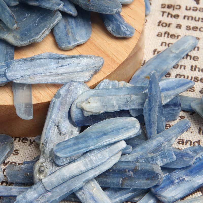 Acxico kyanite blades variety reveals different shapes and colors