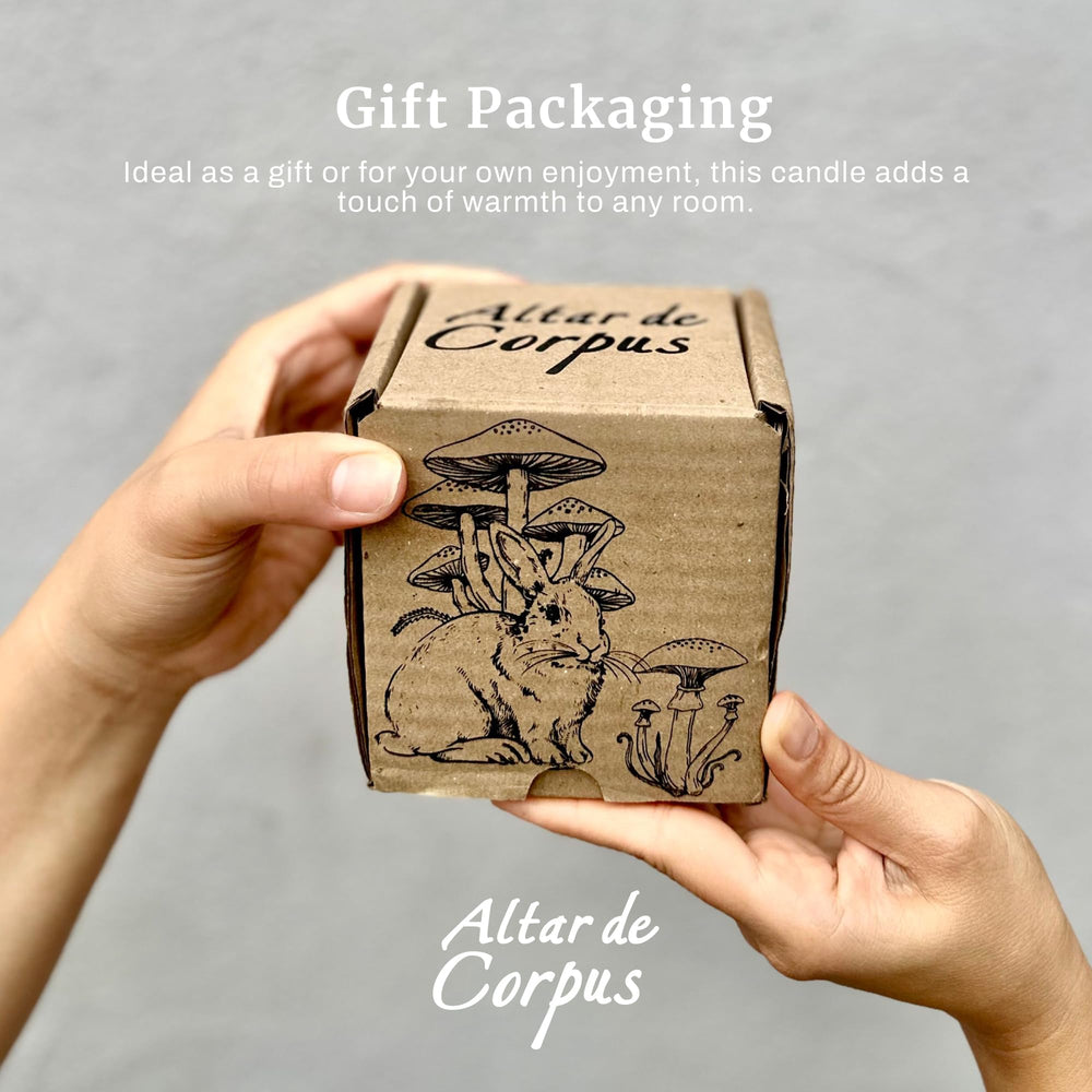 Altar de Corpus premium soy wax and cotton wick for clean burn.