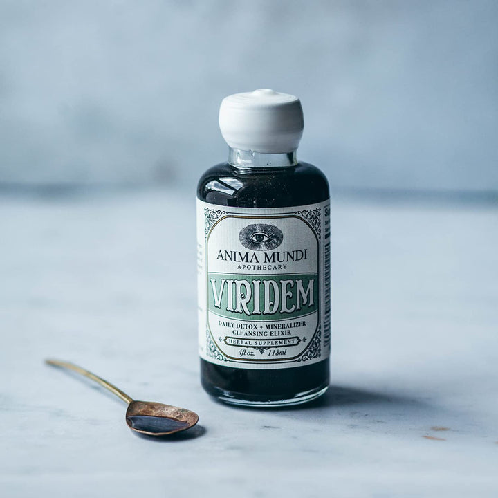 Ingredient flatlay featuring spirulina, chlorella, moringa for a nutrient-rich blend