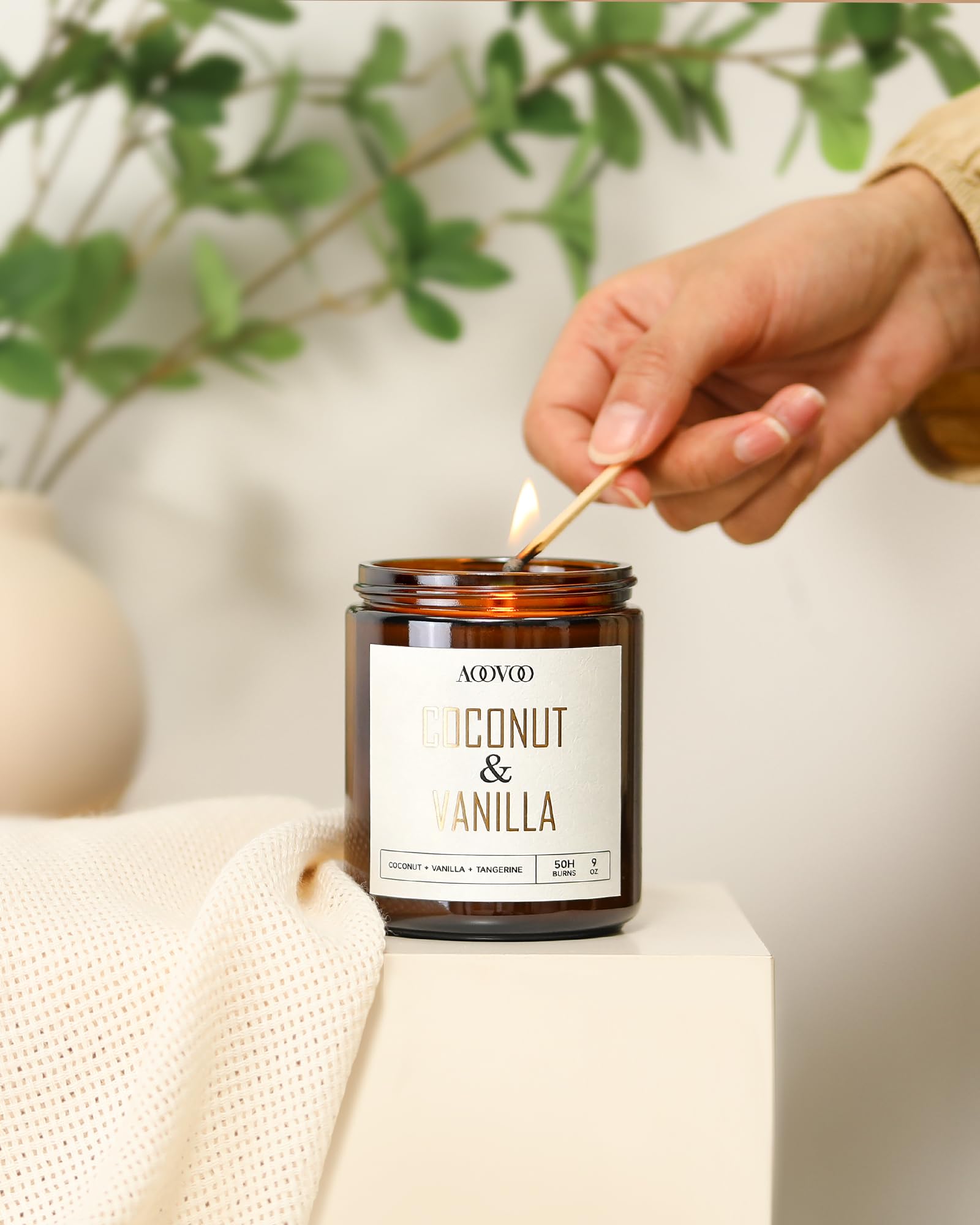 AOOVOO candle wax detail highlights 100% soy content.
