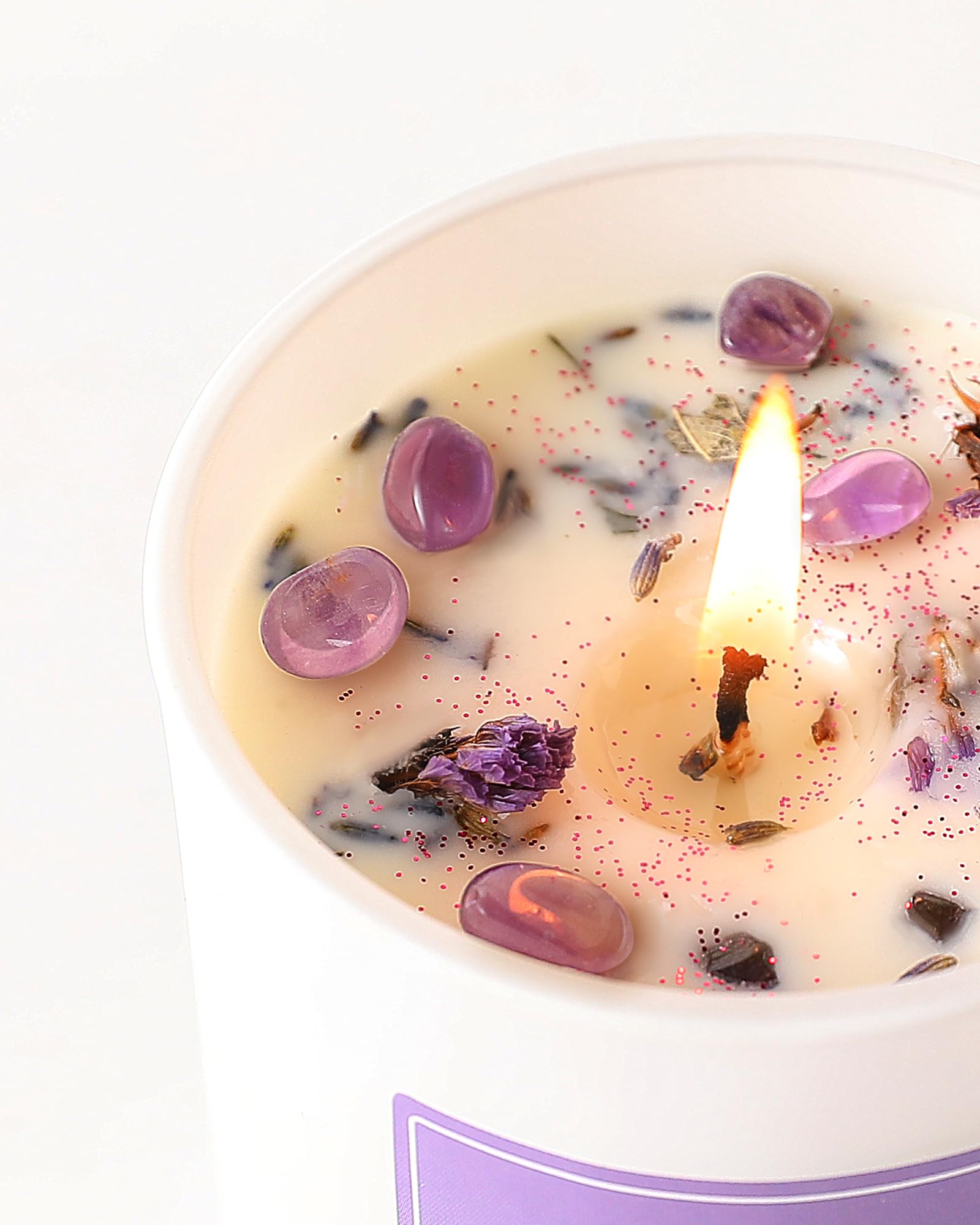 AOOVOO dried-flowers candle adds natural decor and gentle fragrance.