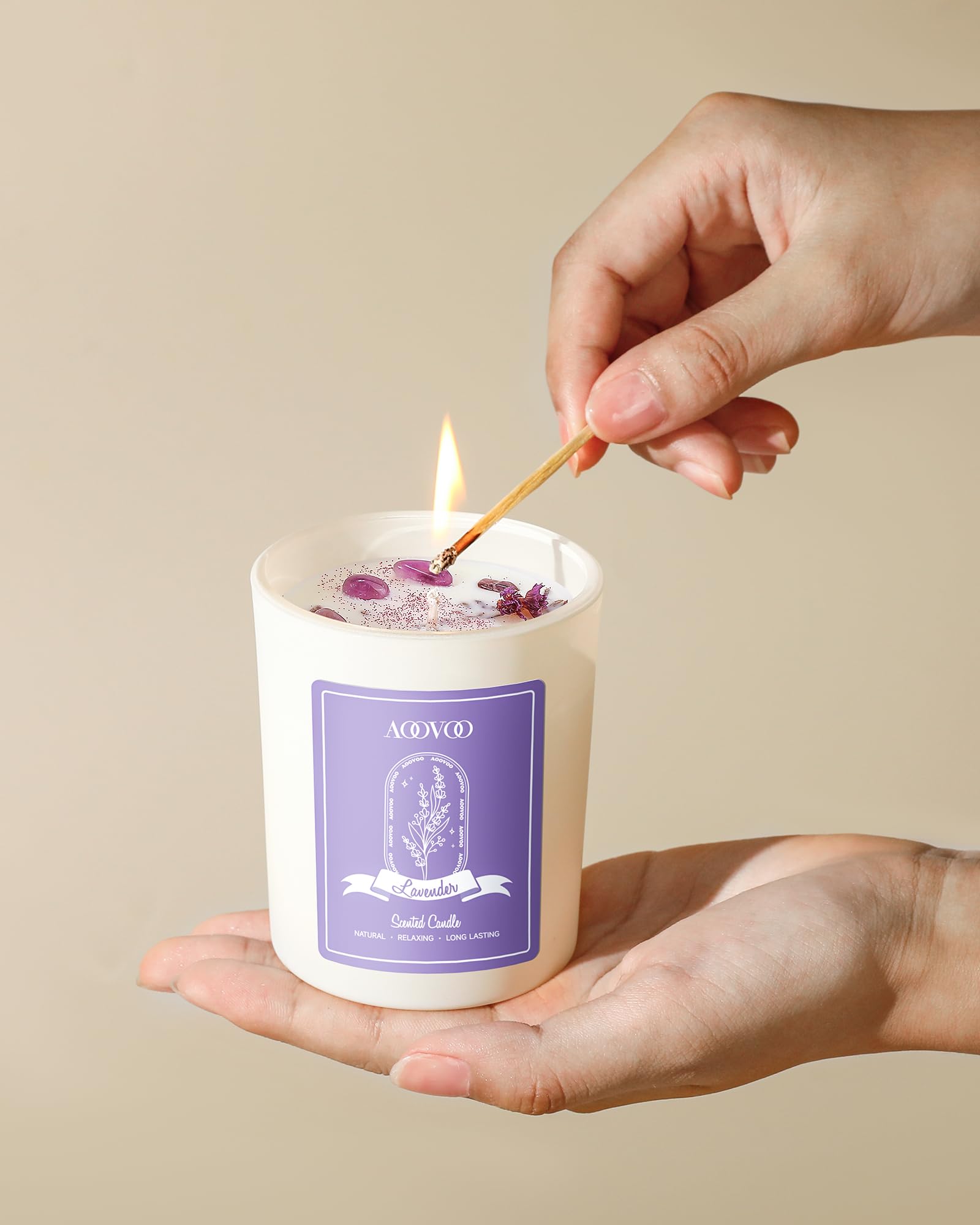 AOOVOO Lavender Candle close-up emphasizes clean burn with lead-free wick.