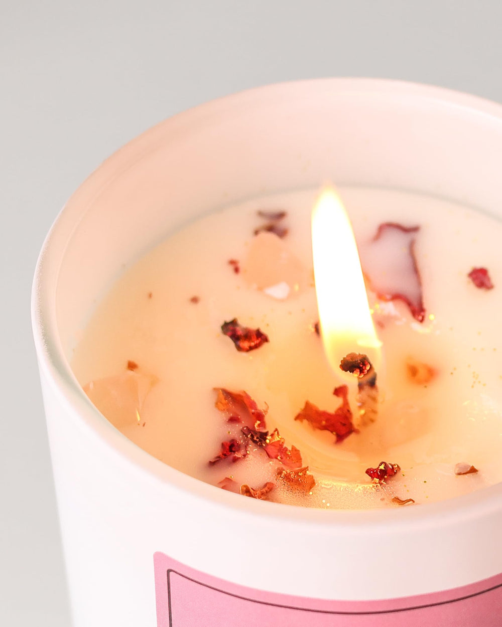 AOOVOO Rose scented candle with dried flowers enhances decor and relaxation.