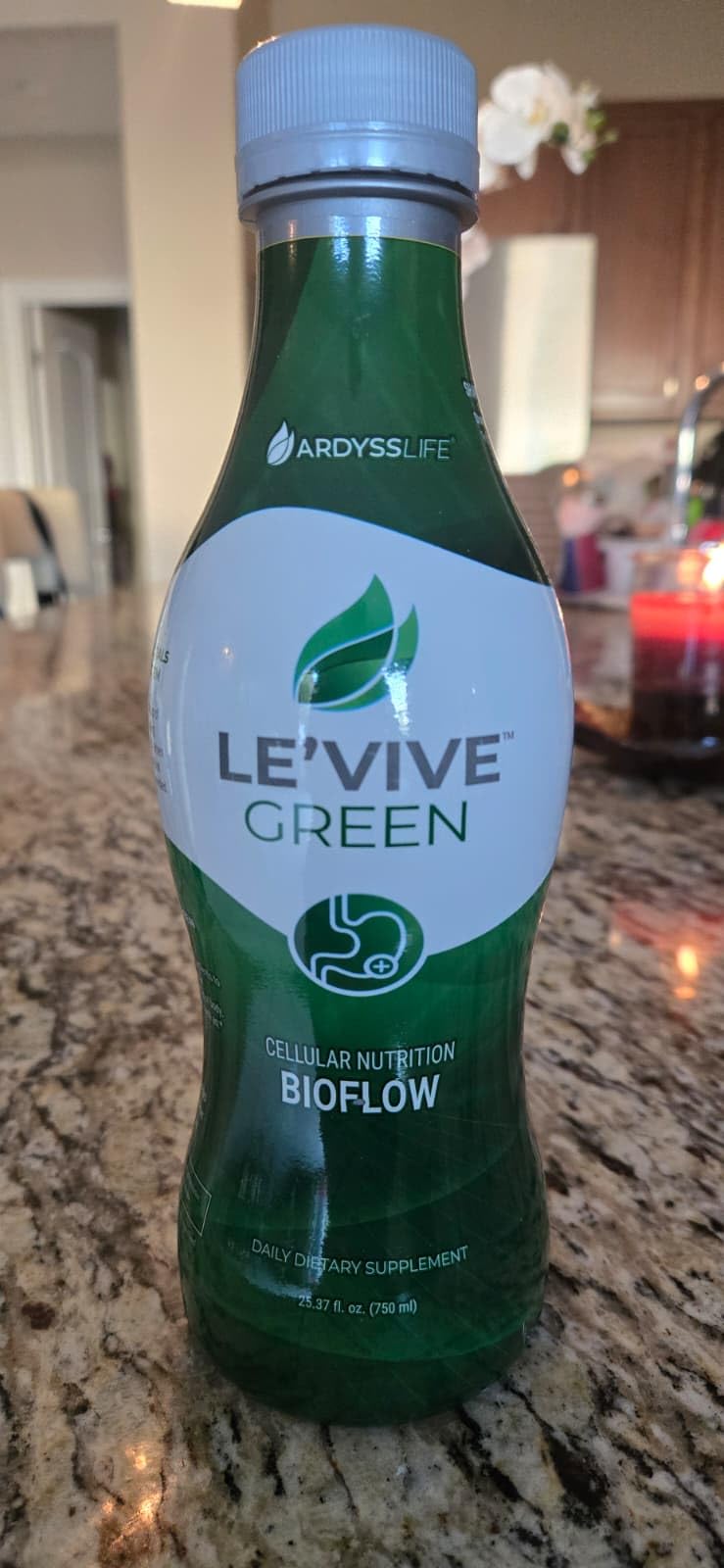 Ardyss Le’Vive Green Life bottle pour demonstrates convenient use for a refreshing cleanse.