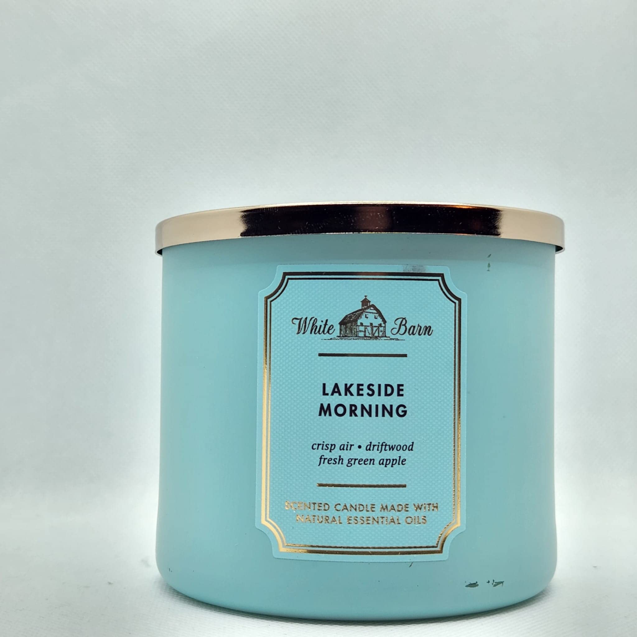 Bath and Body Works Lakeside Morning 3-Wick Candle creates cozy, fresh ambiance with essential oils.