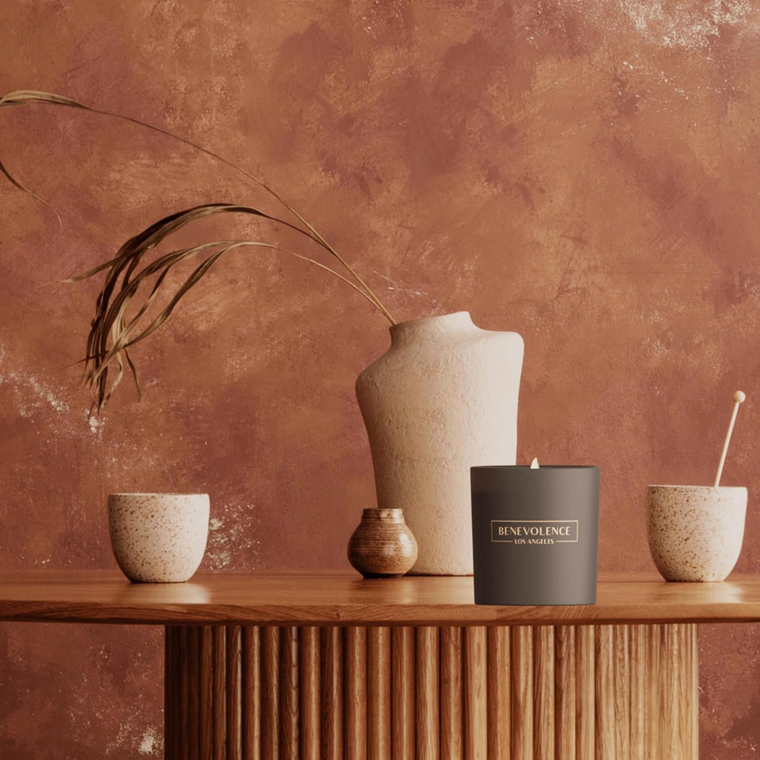 Ingredient detail: 100% natural soy wax and essential oils in the candle.