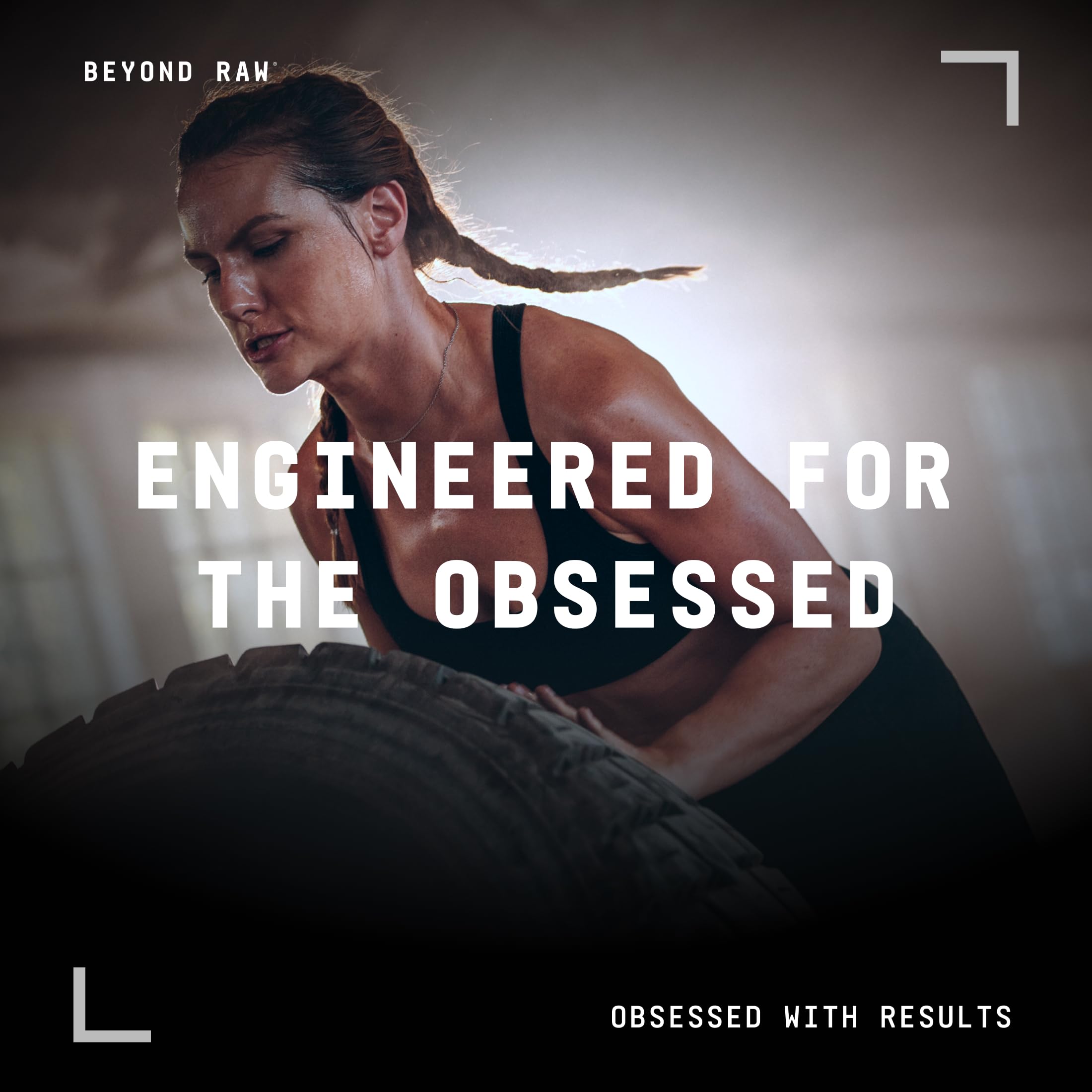 BEYOND RAW Precision Amino, botella en mesa de gimnasio con porciones útiles.