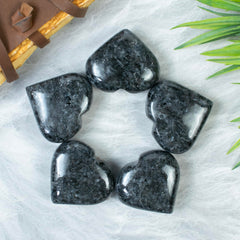 BEZAVO heart-shaped crystal gem supports chakra balancing and meditative focus.