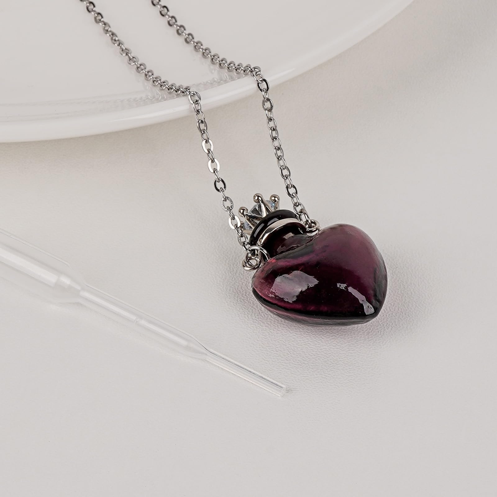 Biiange diffuser necklace with perfume drops demonstrates simple use