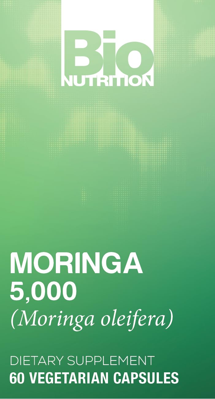 Bio Nutrition Moringa 5000 mg, cápsulas en mano para referencia de tamaño.