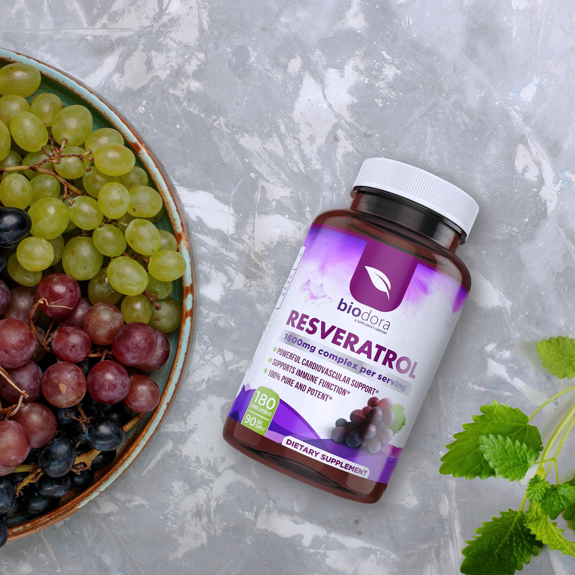 Biodora Resveratrol ingredients illustration with green tea and grape seed.