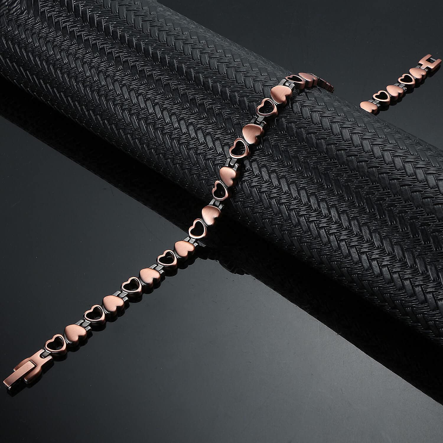 BioMag smooth-surface copper anklet resists tarnish for long-lasting shine.