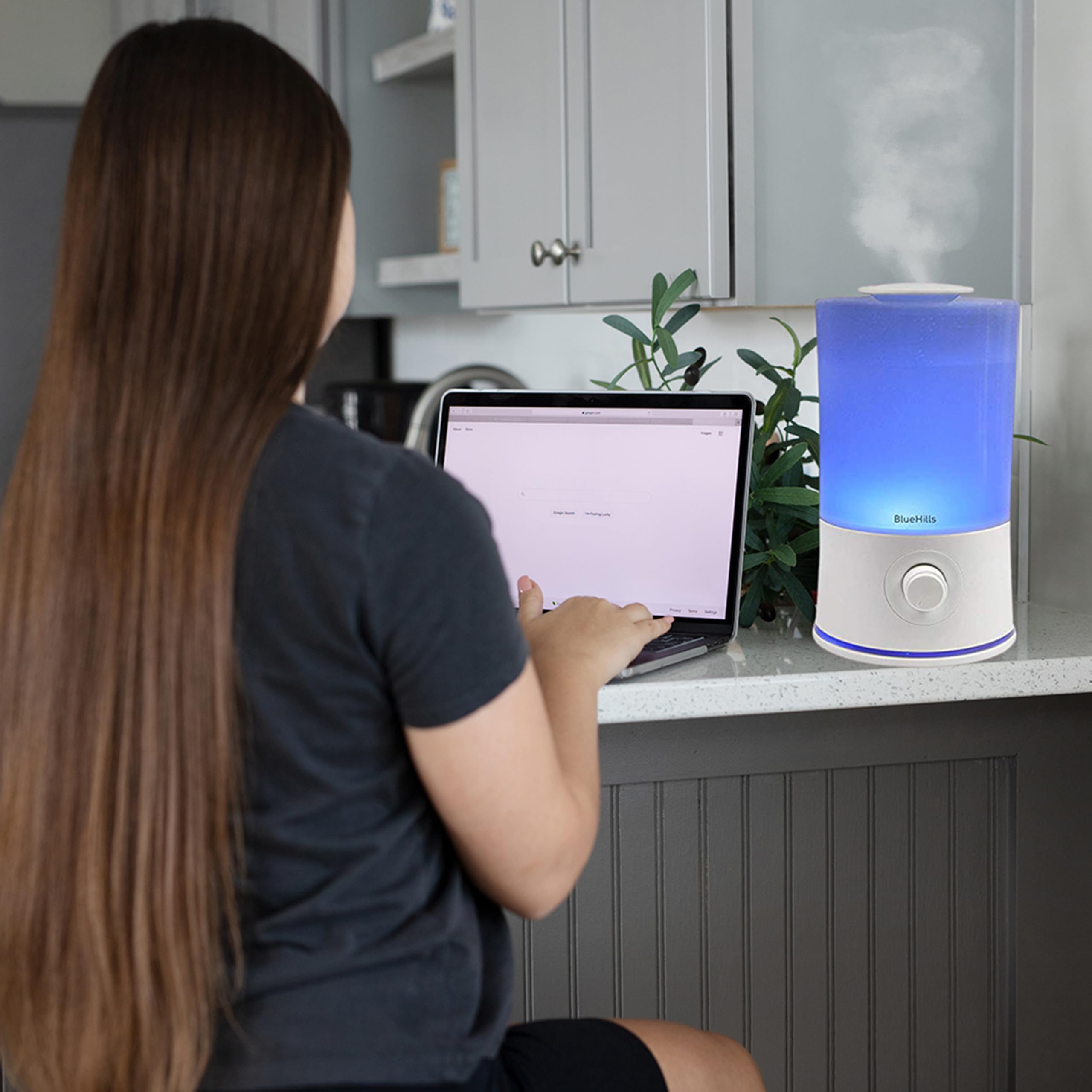 BlueHills diffuser mist output preview showing strong humidification for larger spaces