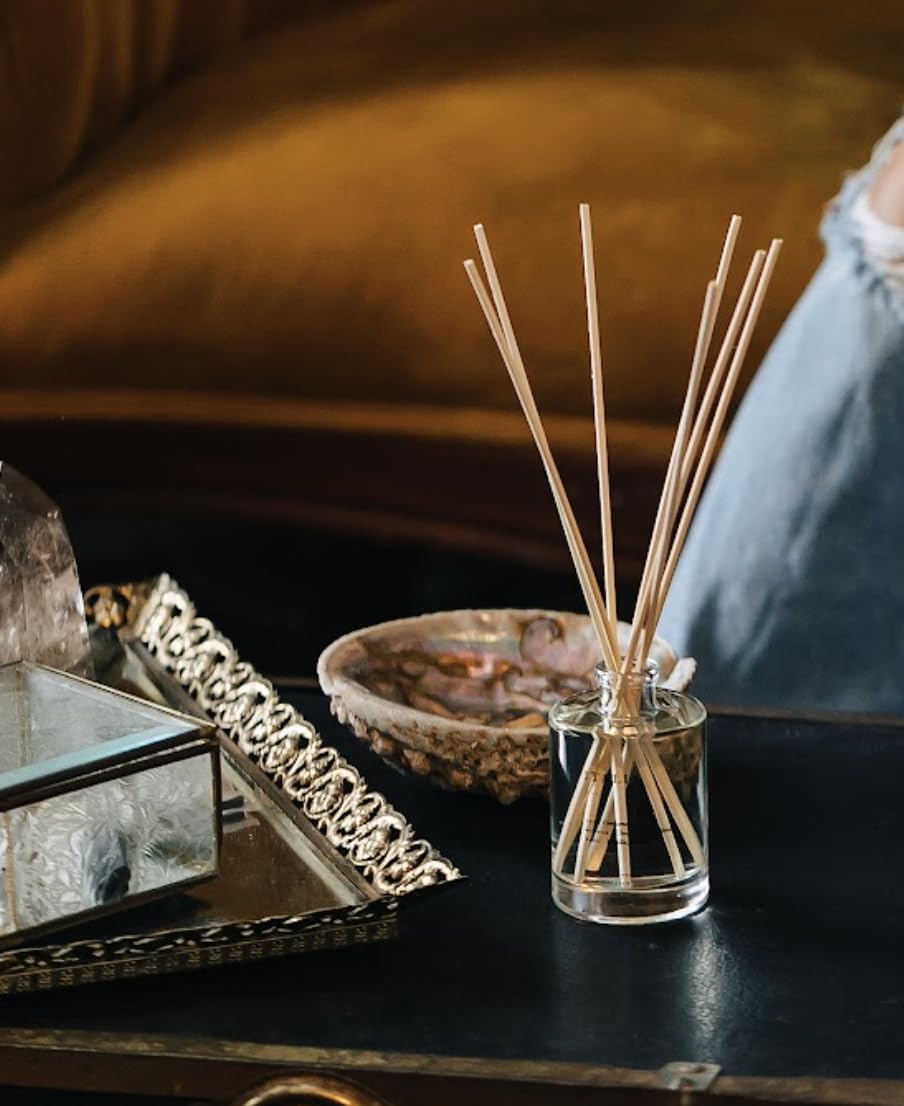 Label hints sandalwood and amber notes for a warm base on the Santorini diffuser