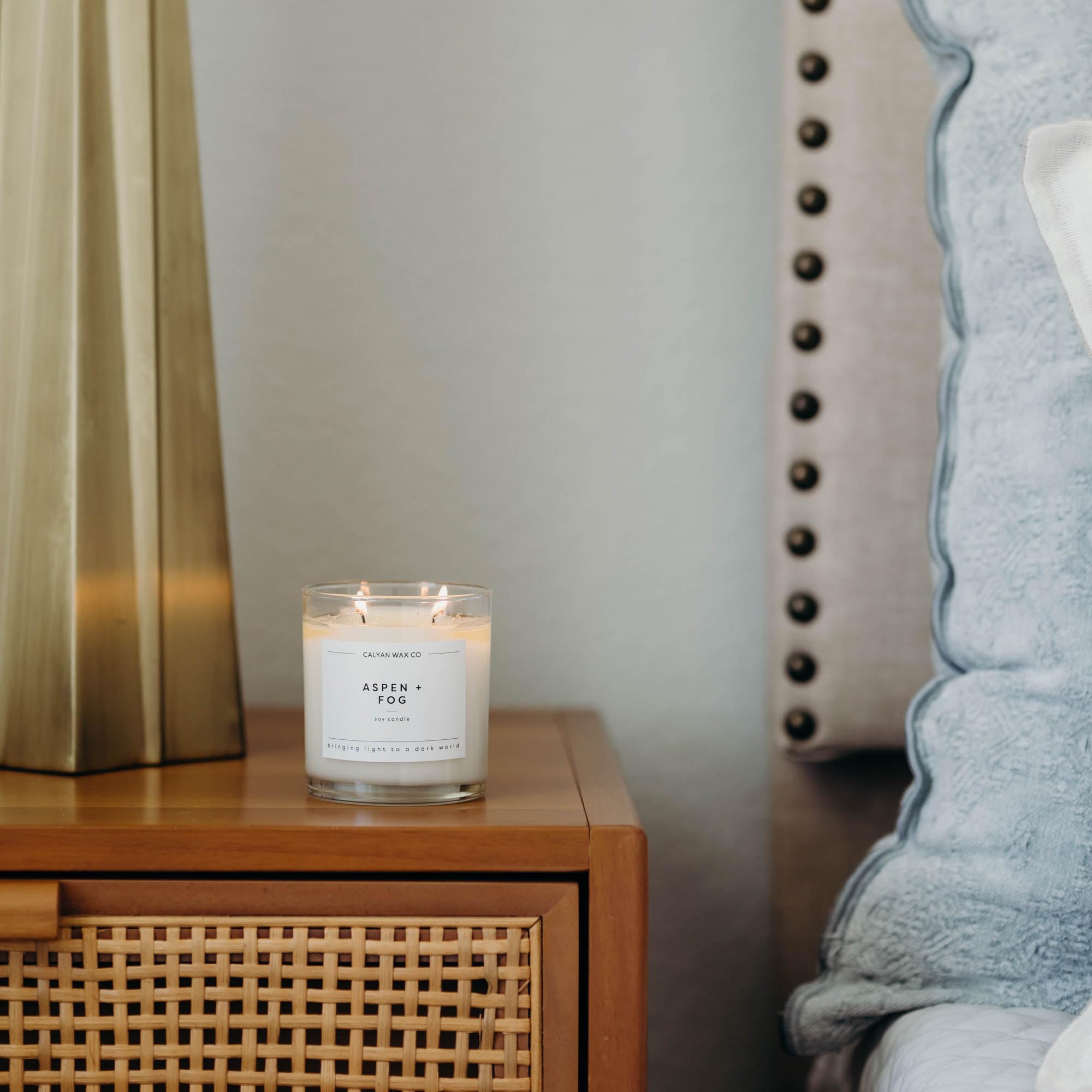 Calyan Aspen & Fog scent notes of pine and cedarwood for refined ambiance.