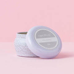 Capri Blue Volcano White Mini Tin Candle, vela encendida, crea ambiente cálido y perfumado