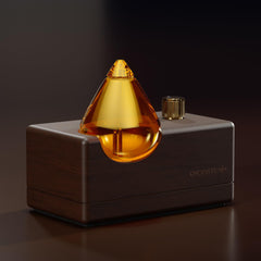 CHEZARTEMIS Amber diffuser close-up of glass reservoir for warm ambience