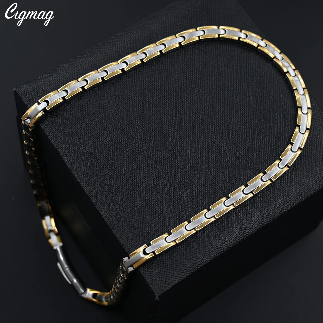 Cigmag magnetic necklace shown in motion with smooth finish.