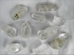 CircuitOffice clear quartz points for tumbling and polishing with bright facets.