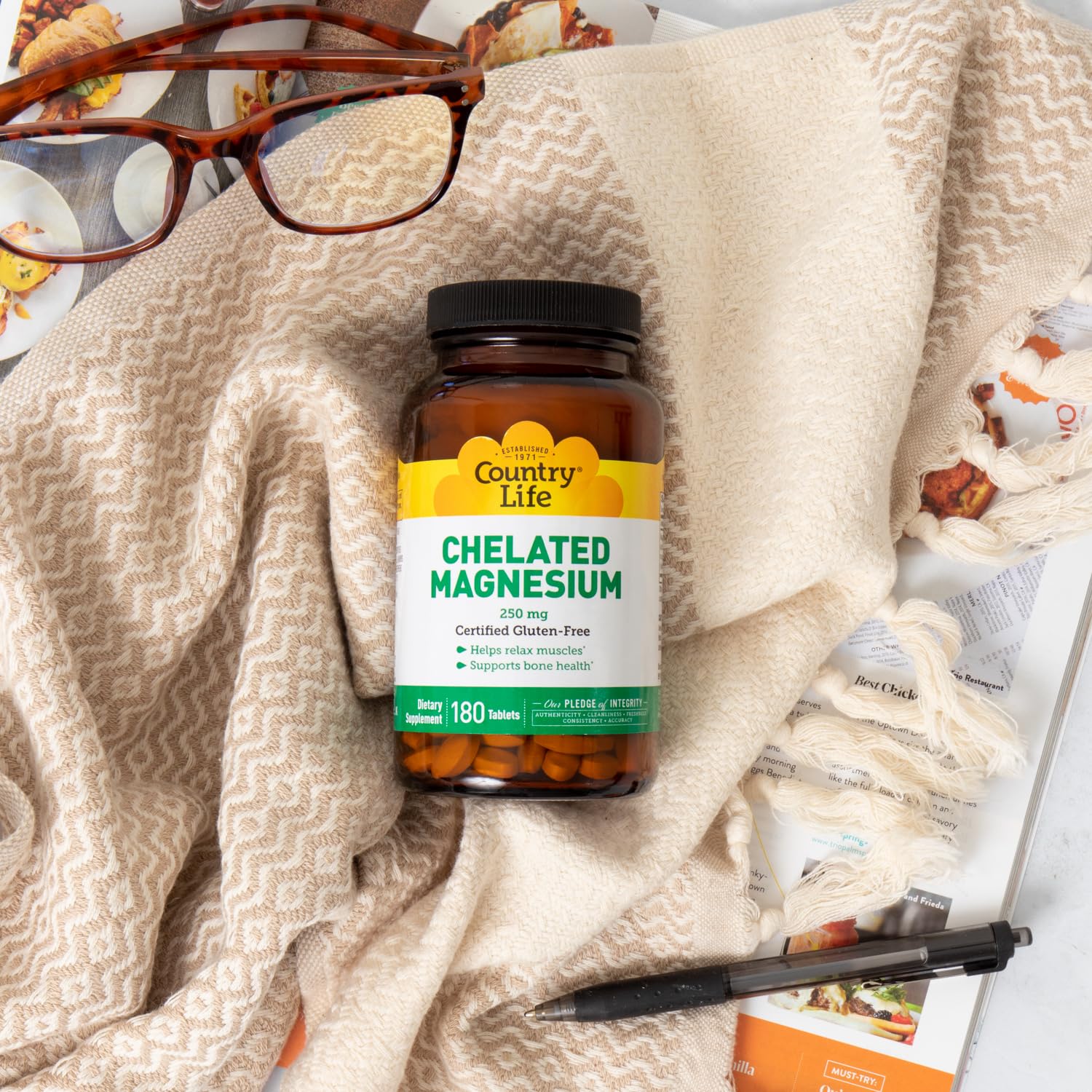 Country Life Chelated Magnesium 250mg bottle cap close-up for easy dosage